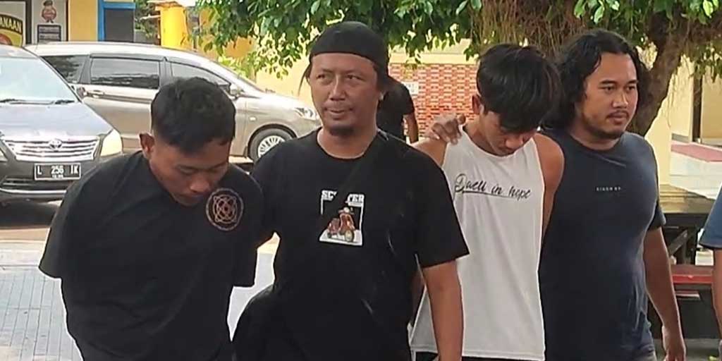 Dua pelaku pengeroyokan anak di bawah umur asal Kecamatan Tambakboyo dibekuk jajaran Satreskrim Polres Tuban, Kamis (21/8).