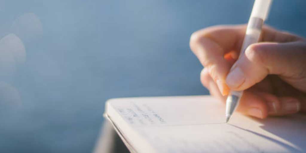 Mencatat ide atau to-do list di catatan kecil adalah salah satu contoh small habits yang bisa bikin big changes. Foto adalah ilustrasi.