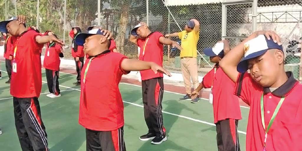 Para siswa SR Terintegrasi 18 Kabupaten Tuban menjalani senam pagi hari di lapangan setempat.