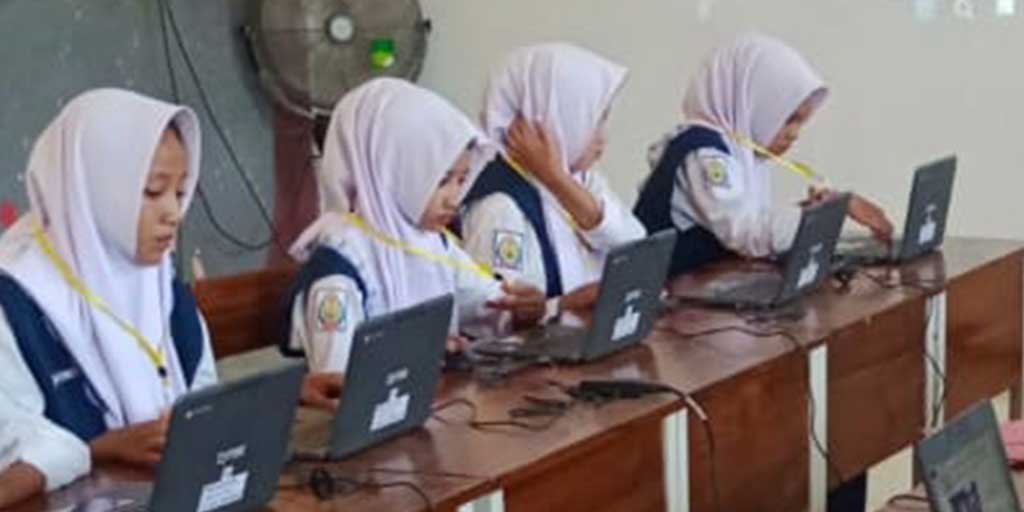 Para siswa kelas 8 SMPN 4 Semanding melaksanakan ANBK di lembaga pendidikan setempat, Senin (25/8).