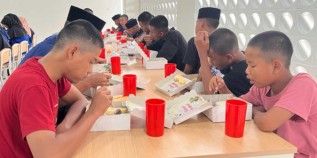 Para siswa SR tampak lahap menyantap menu makan siang di ruang makan SR Terintegrasi 18 Kabupaten Tuban, Selasa (26/8).