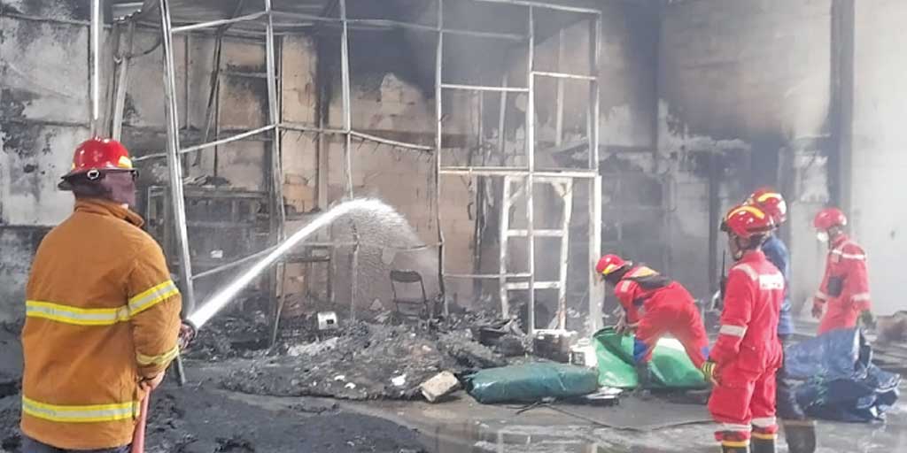 Petugas Damkar Tuban melakukan upaya pemadaman kobaran api yang membakar warung makan di Desa Pekuwon, Kecamatan Rengel, Kamis (28/8).