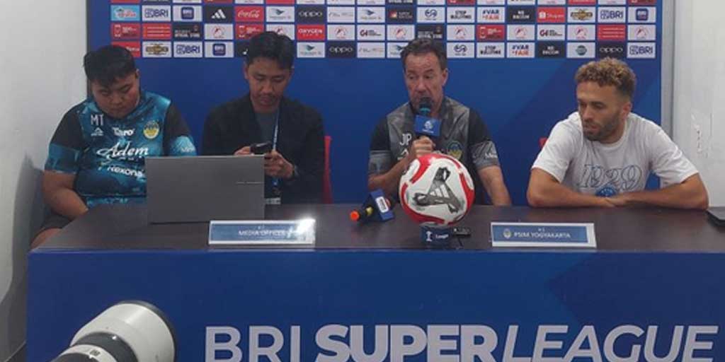 Pelatih kepala PSIM, Jean-Paul van Gast bersama salah satu pemain andalan PSIM, Ze Valente menggelar konferensi pers, Jumat (29/8).