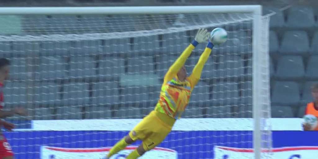 Kiper Cremonese Emil Audero melakukan penyelamatan bola saat pertandingan pekan kedua Liga Italia kontra Sassuolo di Stadion Giovanni Zini, Cremona, Sabtu dini hari WIB. (30/8).