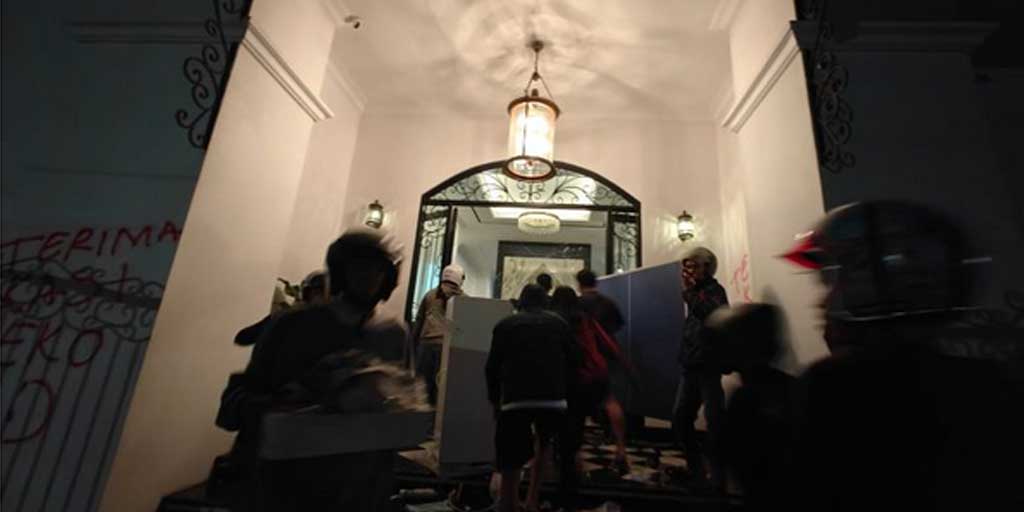 Massa menjarah barang berharga dari rumah anggota DPR RI  Eko Hendro Purnomo atau Eko Patrio di Jalan Karang Asem 1, Kuningan, Setiabudi, Jakarta Selatan, Sabtu (30/8) malam.