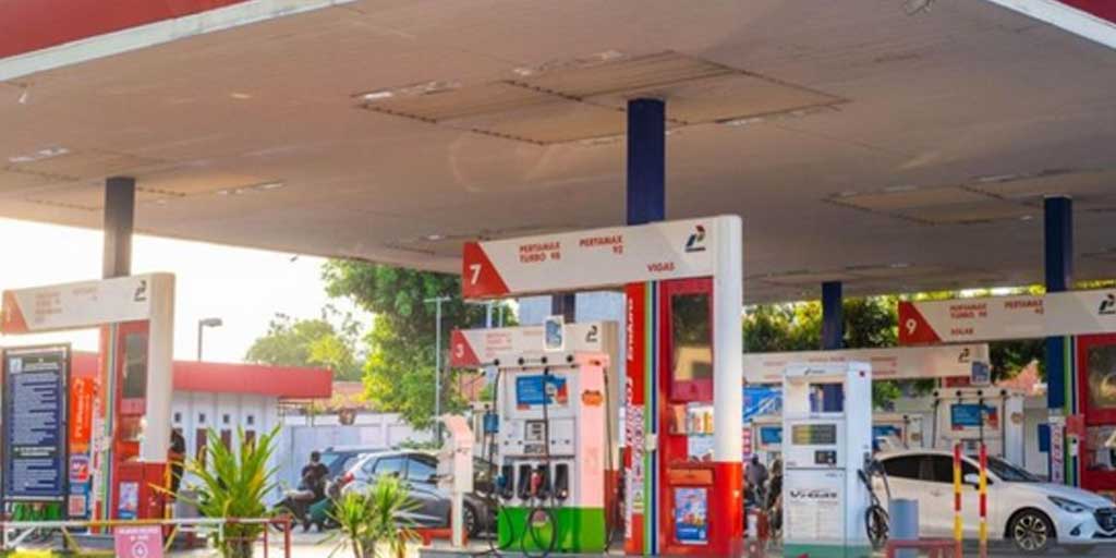 Pertamina Dex dan Dexlite turun harga per 1 September 2025. Foto adalah ilustrasi aktivitas jual beli BBM di salah satu SPBU.