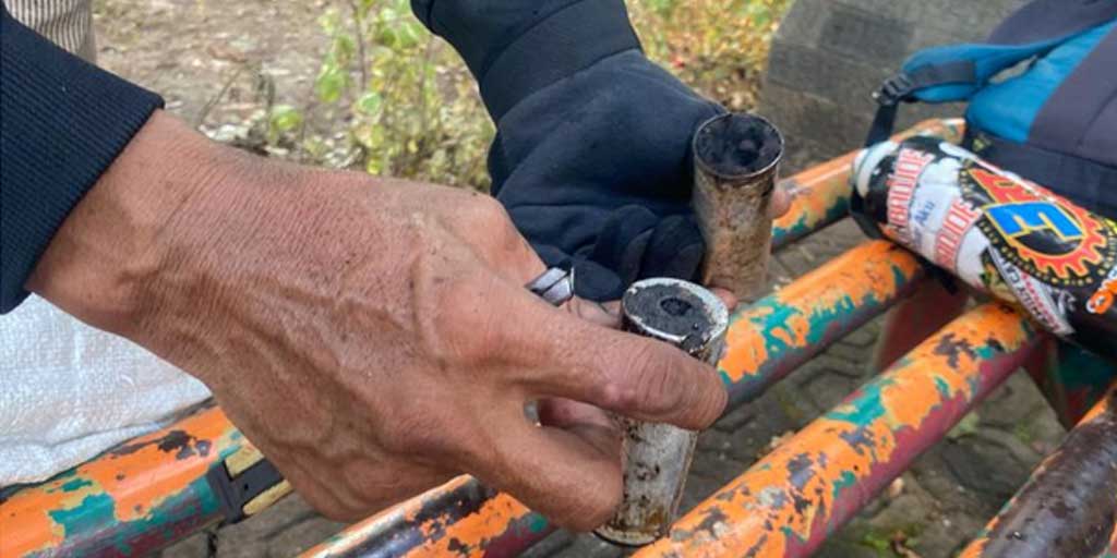 Pemulung pamerkan bekas selongsong gas air mata yang didapati di kawasan Mako Brimob, Kwitang, Jakarta Pusat, Minggu (31/8).