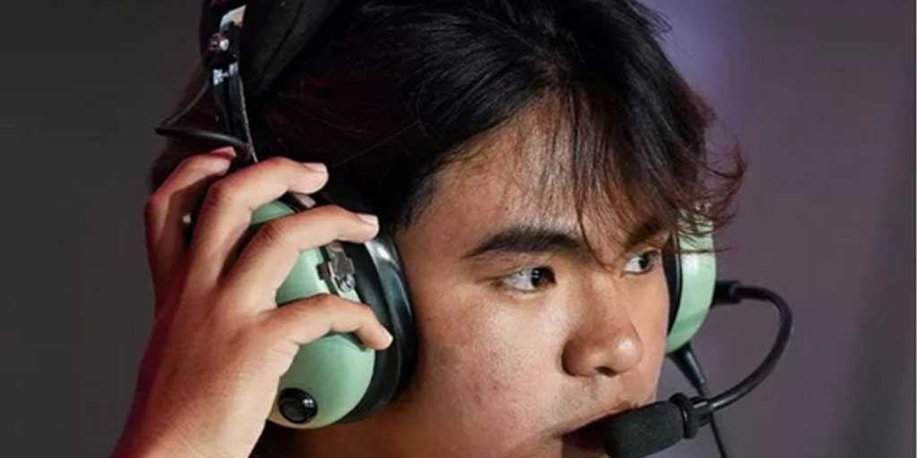 Pemain Dewa United Esports John "QINN" Carlo dalam salah satu pertandingan MPL ID musim ke-16, Jakarta, Senin (1/9).