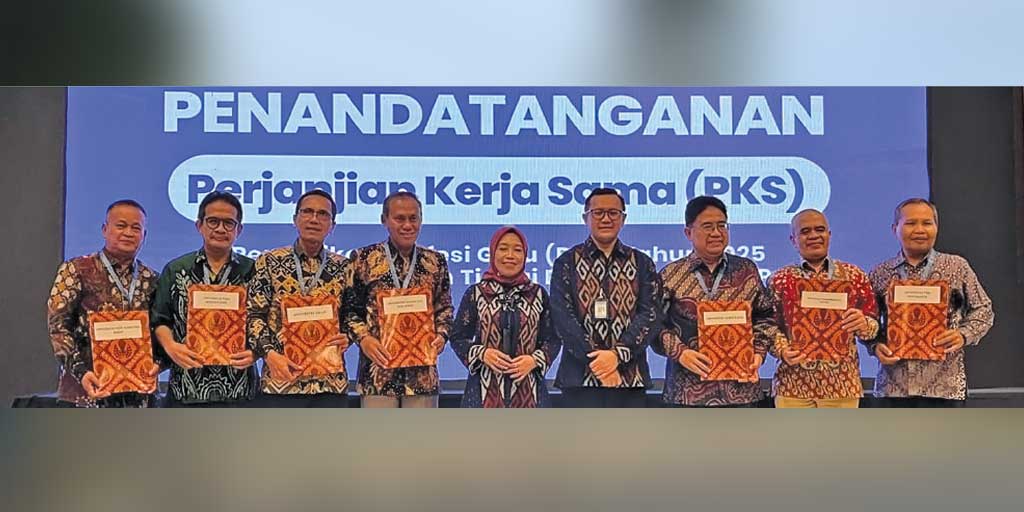Dua dari kiri, Rektor Unirow Tuban Dr. Warli, M.Pd. pose bersama dengan para rektor PTN-PTS se-Indonesia usai penandatanganan PKS PPG Guter Tahap 1 dan 2 Tahun 2025 di Jakarta pada 27 Agustus lalu.