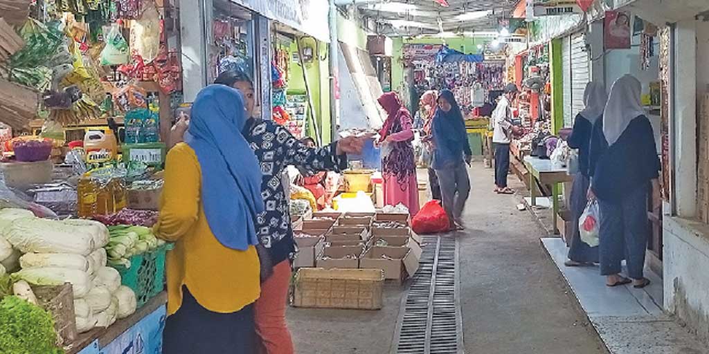 Beberapa pembeli tampak mengunjungi kios-kios pedagang kebutuhan pokok di Pasar Baru Tuban.