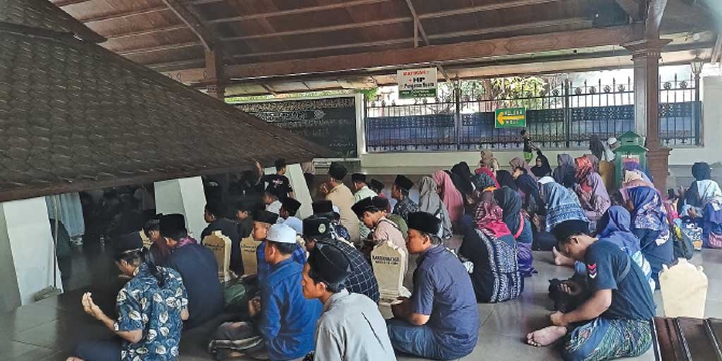 Ratusan peziarah tengah khusyuk berdoa dan berdzikir di dalam kompleks Makam Sunan Bonang, Jumat (5/9).