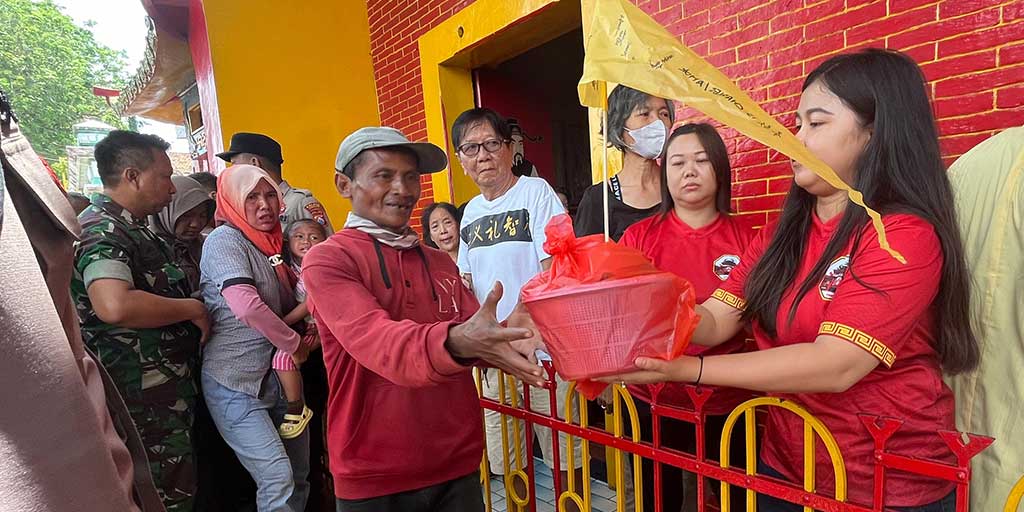 Ratusan warga antre tumpeng dalam tradisi Sembahyang Arwah Leluhur atau Cit Gwee di Tempat Ibadah Tri Dharma Tjoe Ling Kiong (TITD TLK) Tuban, Jalan Panglima Sudirman, Tuban, Selasa (9/9).