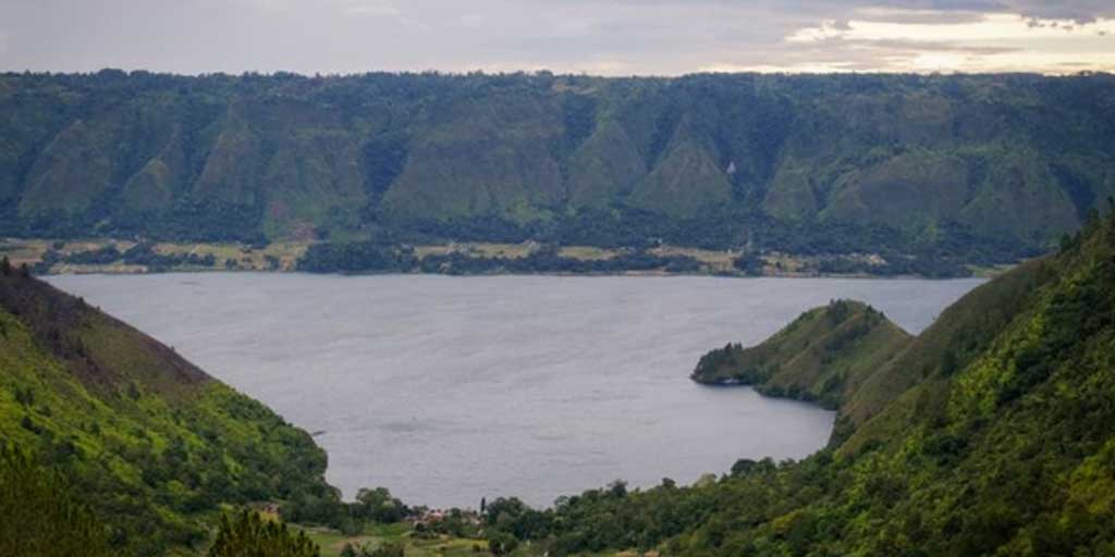 Pemandangan Danau Toba di Sumatera Utara.