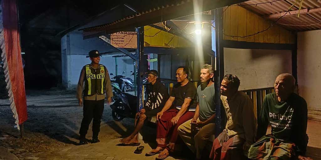 Warga Kecamatan Singgahan melakukan ronda malam bersama aparat kepolisian, Minggu (7/9) malam.