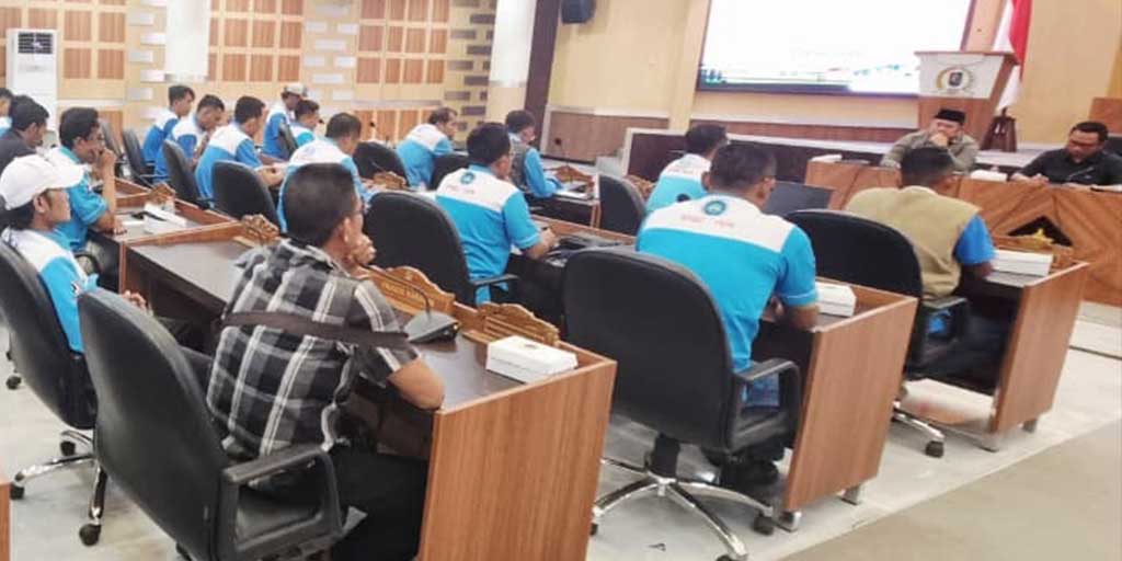 Anggota SPN menghadiri rapat dengar pendapat bersama Komisi II DPRD Tuban di ruang rapat paripurna, Senin (15/9).