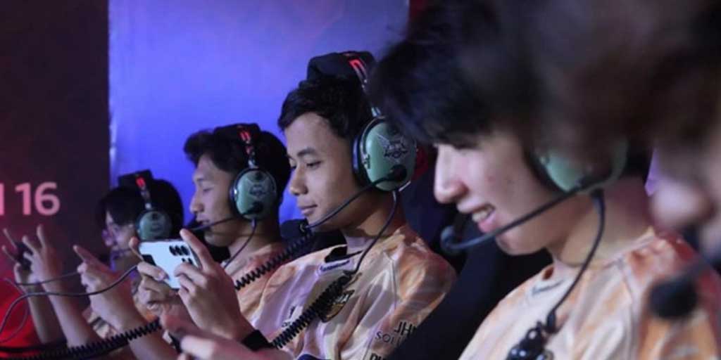 Pemain Dewa United Esports bertabding melawan Geek Fam ID dalam MPL ID S16, Jakarta, Senin (15/9).