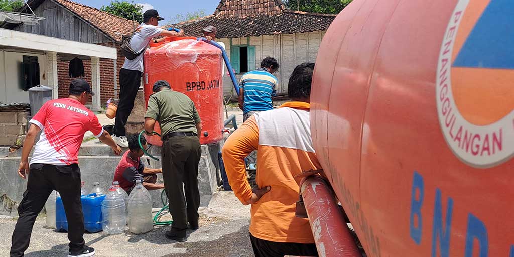 Petugas BPBD Tuban melakukan droping air bersih di wilayah Desa Ngandong, Kecamatan Grabagan.