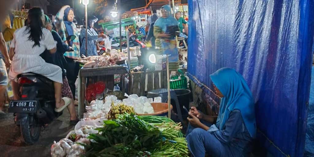 Harga tomat merah terpantau turun di pasar Tuban hari ini, Selasa (16/9).