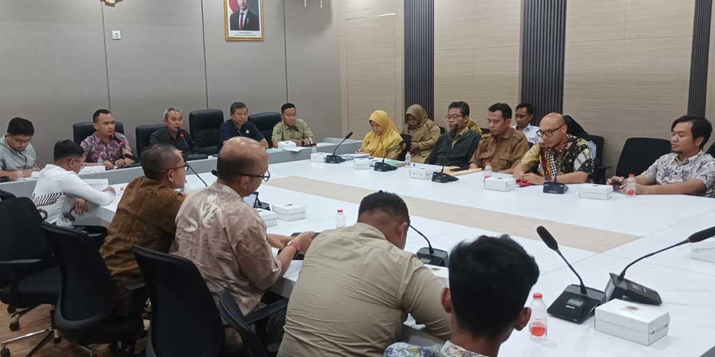 Pengusaha tambang legal di Tuban menyampaikan keluh kesah mereka di hadapan komisi III DPRD Tuban dalam rapat kerja di ruang komisi, Selasa (16/9).