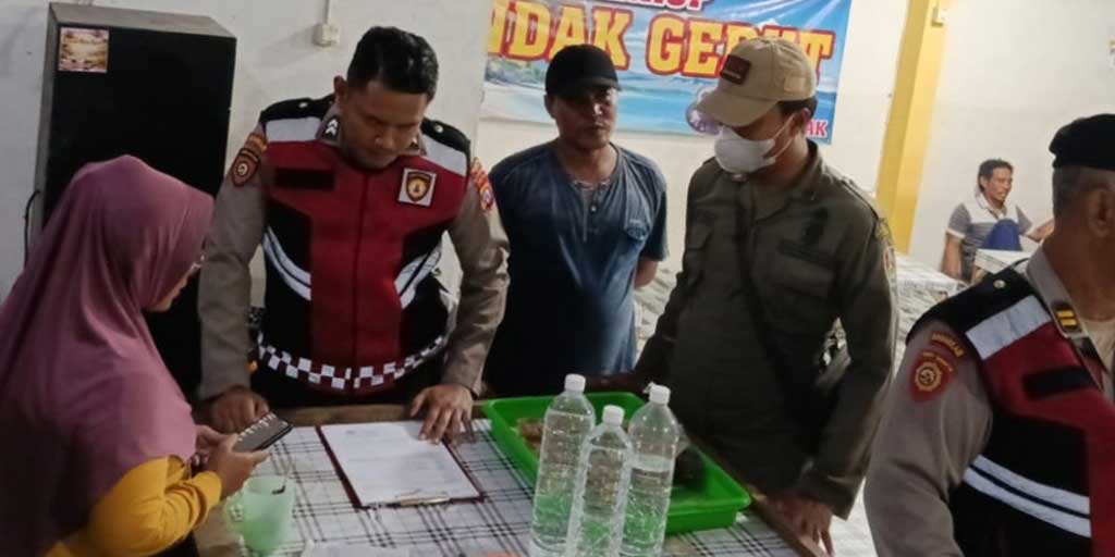Petugas Satpol-PP dan Damkar Tuban melakukan penindakan peredaran miras di wilayah Kabupaten Tuban.