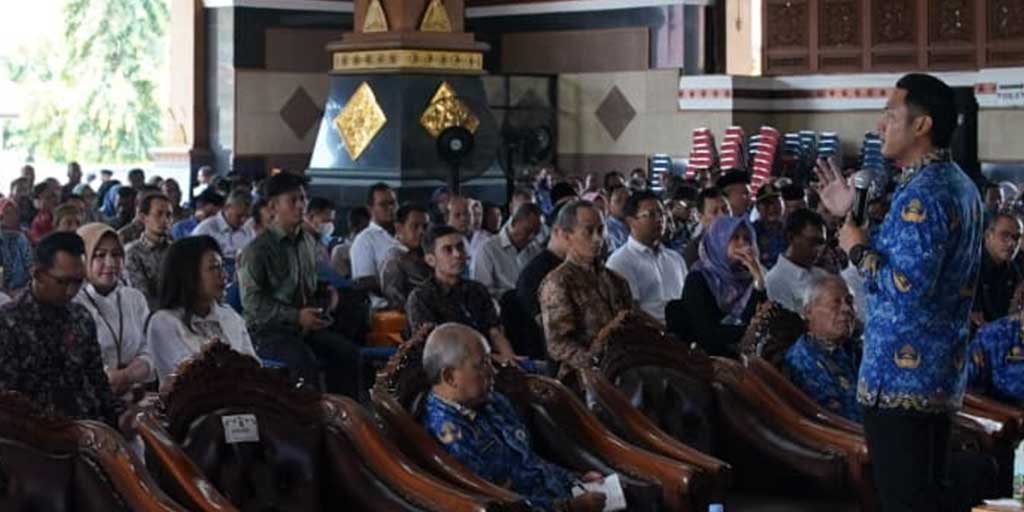Bupati Aditya Halindra Faridzky memberikan pembinaan pada kepala desa dan pengurus koperasi desa/kelurahan di Pendapa Kridha Manunggal, Rabu (17/9).