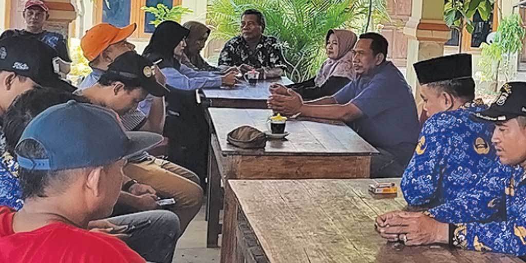 Warga Desa Kepohagung, Kecamatan Plumpang mendesak perangkat desa setempat mencopot jabatan Dono Samuri sebagai kepala desa, Rabu (17/9).
