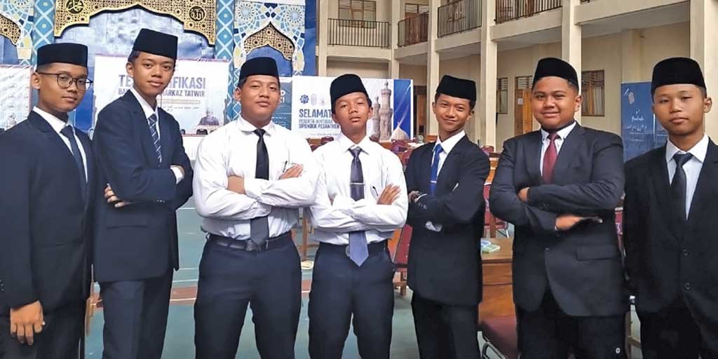 Dawam (tiga dari kiri) bersama dengan enam siswa lainnya setelah ujian dan seremoni penyetaraan ijazah sebelum berangkat ke Kairo, Mesir.
