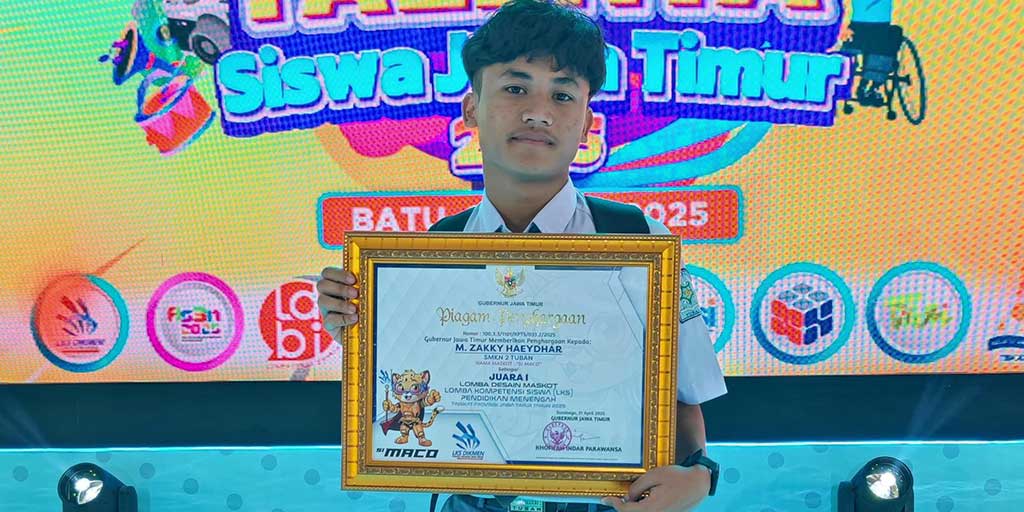 Muhammad Zakky Haeydhar saat membawa piagam Juara 1 LKS Jawa Timur 2025.