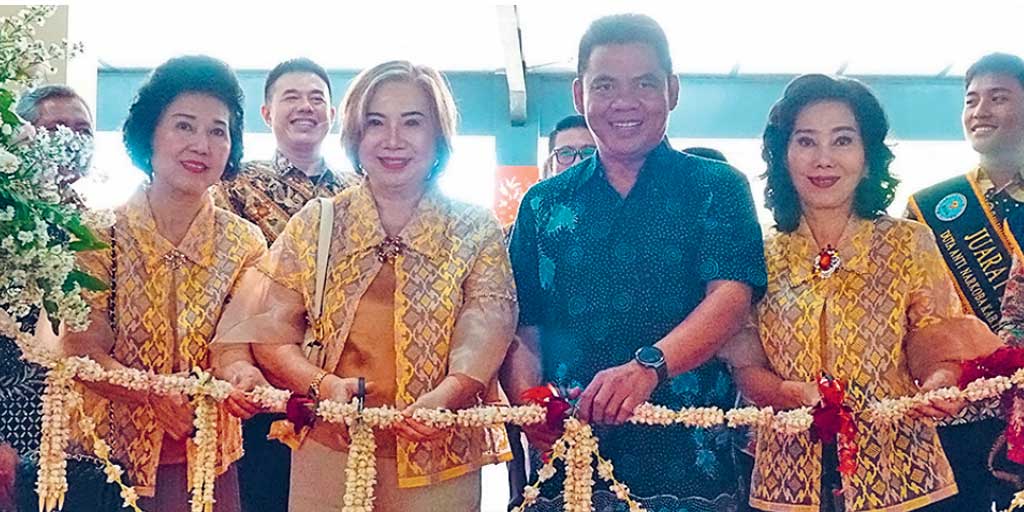 Kepala Diskopumdag Tuban Gunadi didampingi tiga direksi PT Anugrah Abadi Sejati menggunting pita bersama pada Soft Opening Bravo Supermarket Tuban, Sabtu (20/9).
