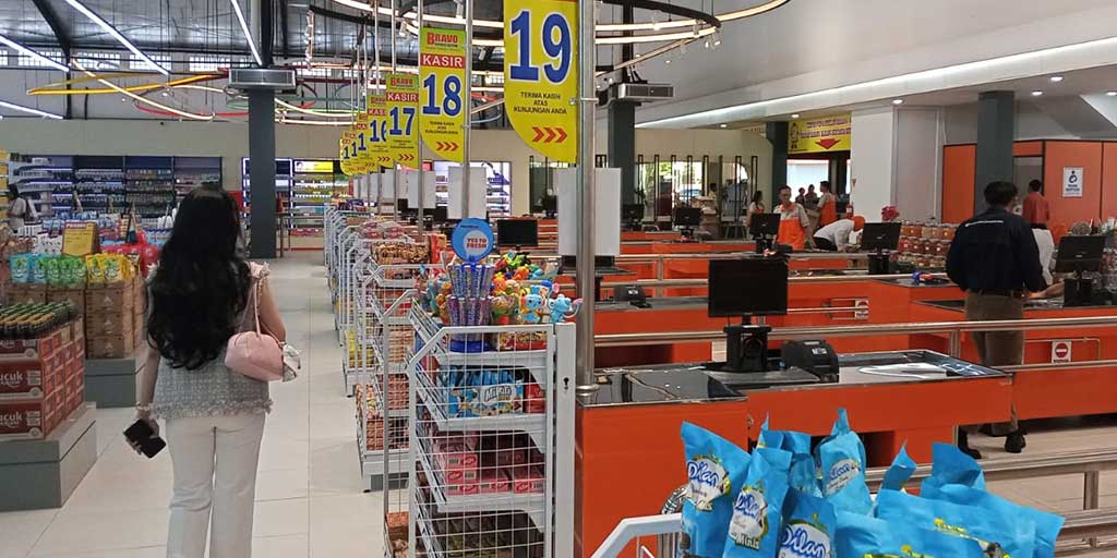 Suasana jelang pembukaan Bravo Tuban baru di Jalan Hayam Wuruk 8 Semanding.