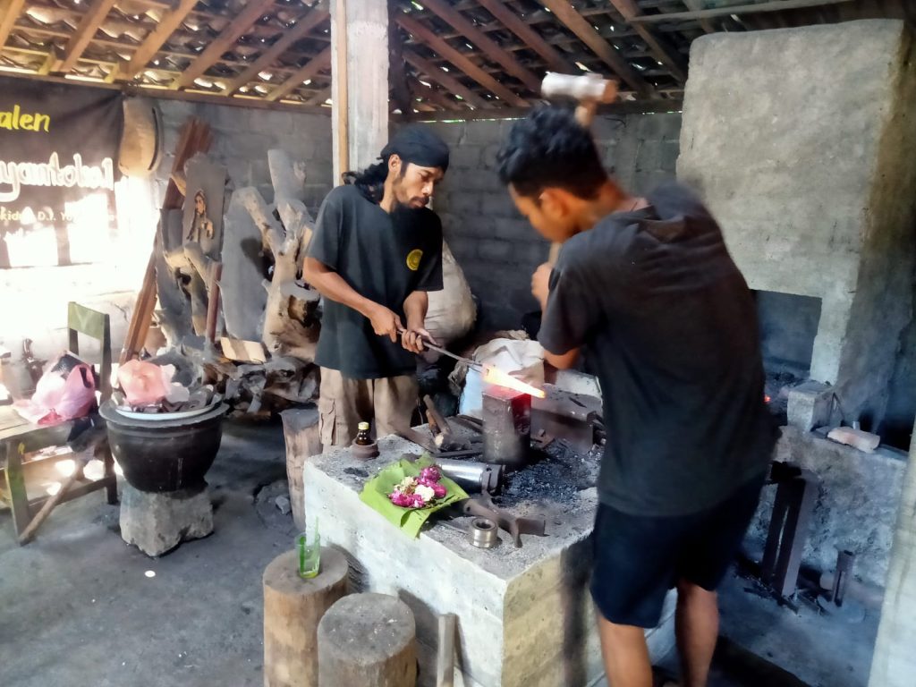 Empu Godo Priyantoko, empu muda dari Gunungkidul yang masih menjaga tradisi sakral menempa keris berpamor