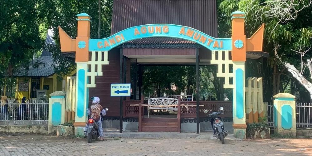 Gapura Candi Agung Amuntai &mdash; jejak peradaban kuno Kalimantan yang diyakini terkait dengan Kerajaan Nan Sarunai.