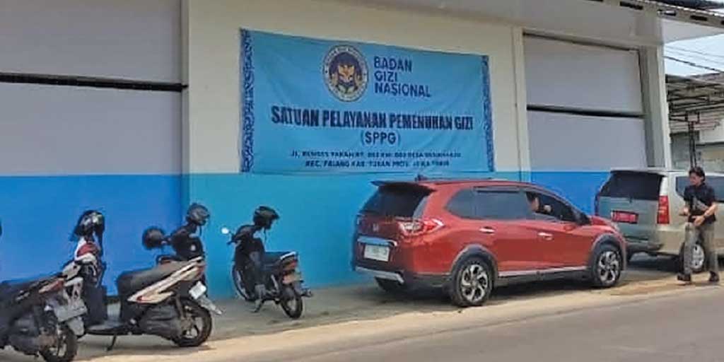 Suasana SPPG Gesikharjo, Kecamatan Palang terkunci rapat pasca 6 siswa SMKN Palang keracunan diduga akibat menu MBG, Kamis (25/9).