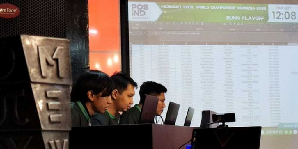 Peserta Microsoft Excel World Championship Indonesia 2025 kategori BUMN berusaha menyelesaikan soal di kompetisi yang diselenggarakan di Point Arena Jakarta, Sabtu (27/9).
