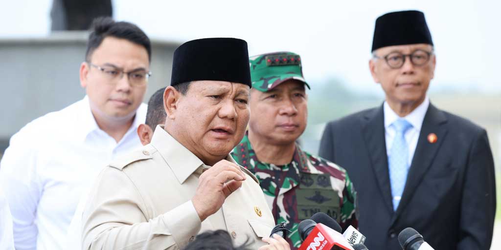 Presiden Prabowo Subianto memberikan keterangan kepada wartawan saat tiba di Pangkalan Udara TNI AU Halim Perdanakusuma, Jakarta, Sabtu (27/9).