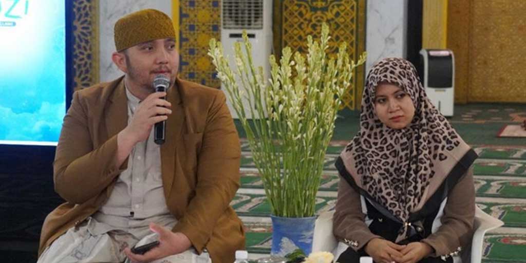 Gus Ahmad Kafa Lirboyo dalam kajian rutin Majelis Subuh GenZI (MSG) episode ke-22 bertajuk "Cahaya Nabi, Terangi GenZI" di Ruang Utama Masjid Nasional Al-Akbar Surabaya (MAS), Minggu (28/9).