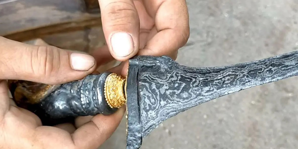 Keris, pusaka Nusantara penuh makna&mdash;antara tuah sakti dan kutukan abadi.