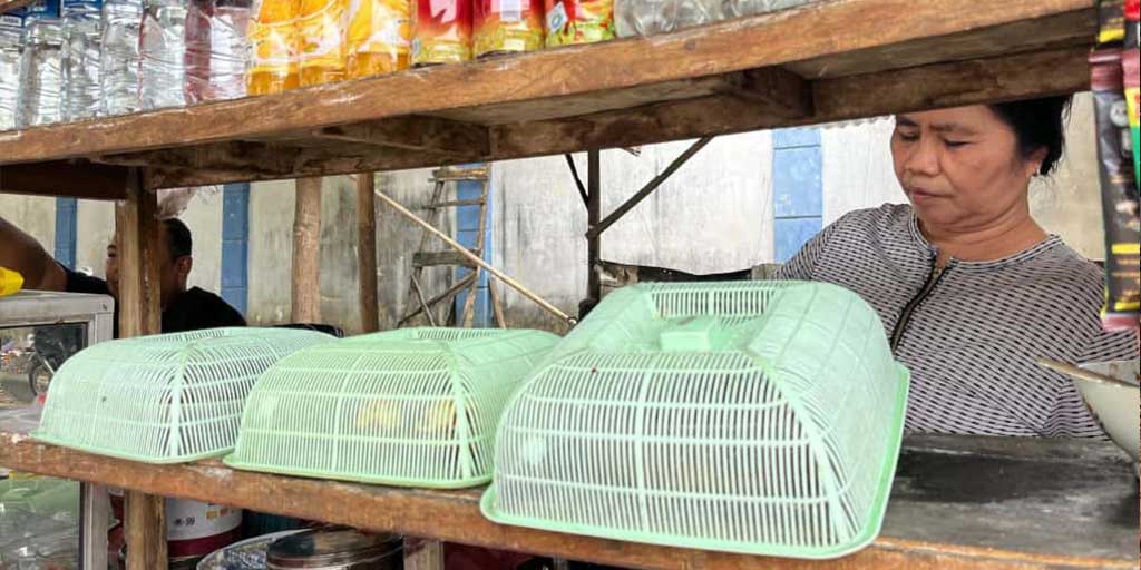 Surati, salah satu pemilik warung makan yang masih buka di Terminal Jatirogo di tengah sepinya penumpang angkutan umum.