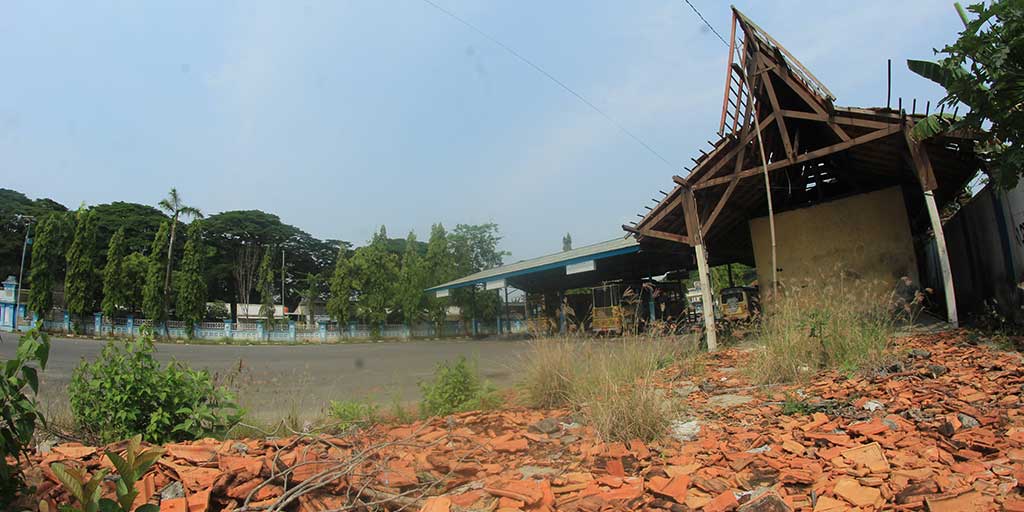 Kondisi salah satu bangunan di dalam Terminal Jatirogo yang cukup memprihatinkan.