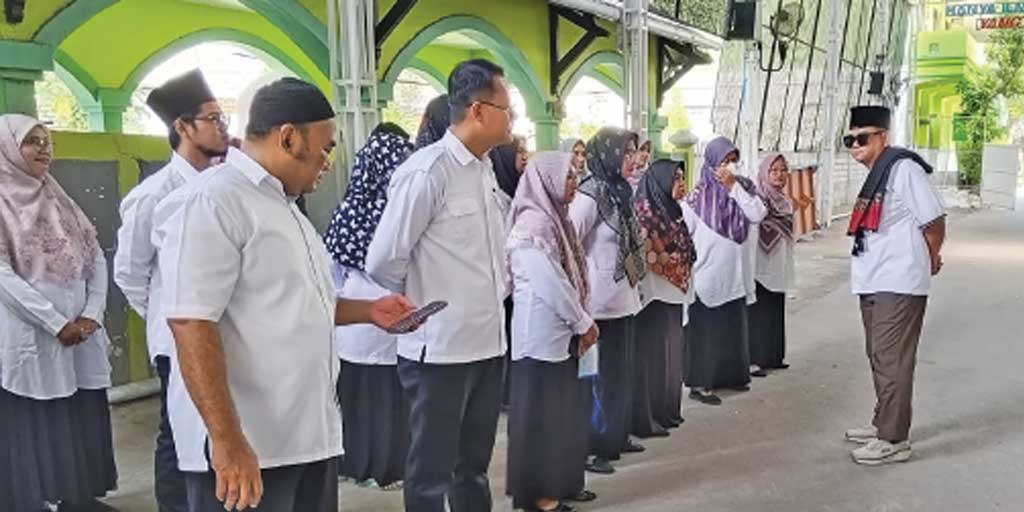 Sejumlah guru di Yayasan Ash-Shomadiyah dibariskan sebelum menerima menu MBG dari SPPG, Senin (29/9). Namun hingga jam pulang tiba, mobil pengantar MBG tak kunjung datang.