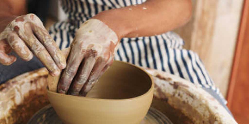 Ceramic Art Class, kelas seni keramik kian viral, hobi sekaligus healing dan bisa menghasilkan cuan. Foto adalah ilustrasi.