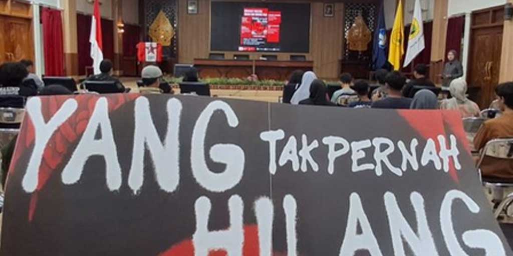 Nonton bareng dan diskusi film dokumenter Yang (Tak Pernah) Hilang di aula Fakultas Ilmu Budaya Unej, Selasa (30/9).