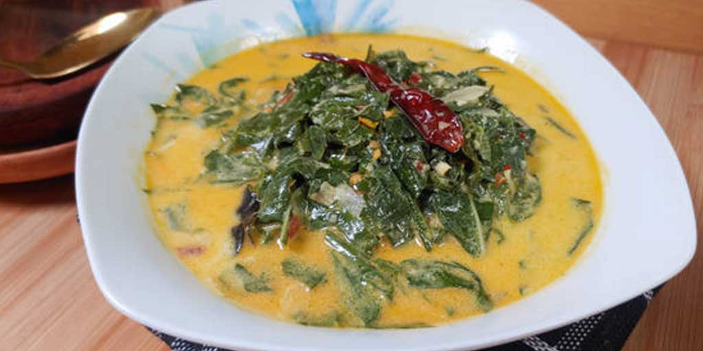 Gulai daun singkong menjadi favorit pecinta masakan vegan karena versi ini bebas protein hewani.