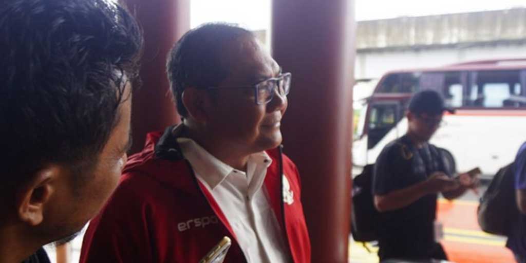 Ketua Badan Tim Nasional, Sumardji, menjawab pertanyaan para pewarta di Bandara Soekarno-Hatta, Tangerang, Kamis (2/10).