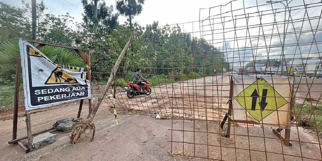 Proyek perbaikan JLS dengan sistem rigid beton yang masih dalam proses pengerjaan.