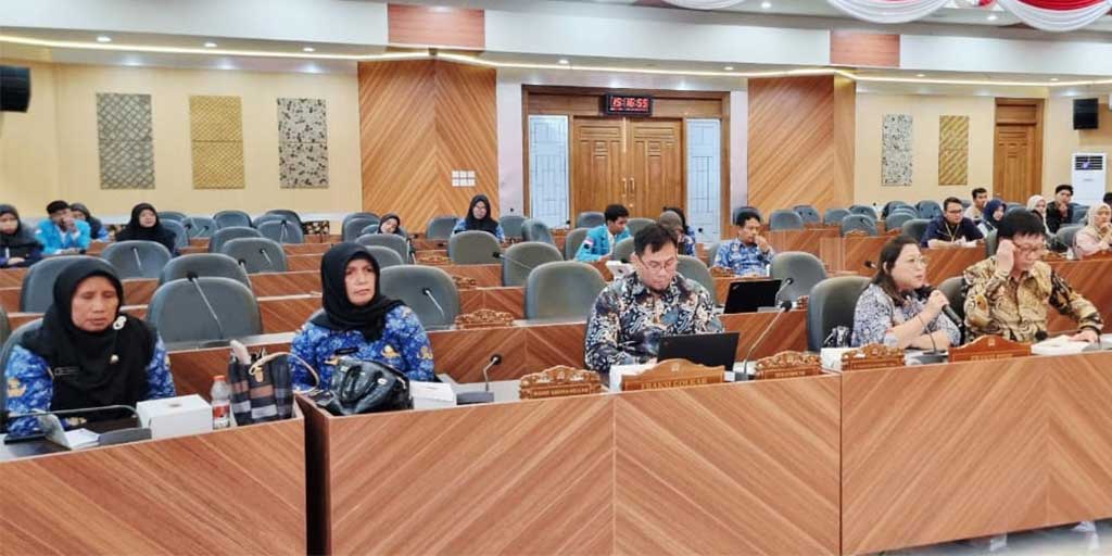 Mahasiswa penerima beasiswa PRPP menyampaikan aspirasi mereka di DPRD Tuban Rabu (2/10) sore lalu.