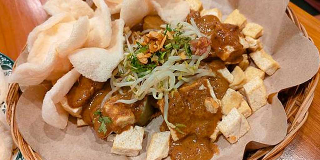 Gado-gado termasuk salah satu makanan khas Indonesia yang paling populer.