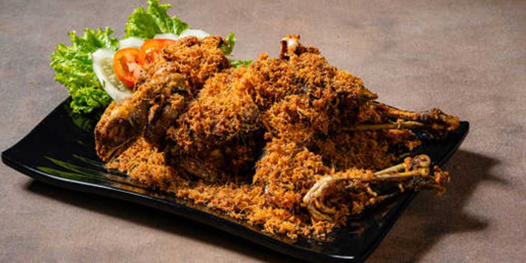 Yang khas dari resep ayam goreng lengkuas ini adalah serundeng yang renyah, gurih, dan aromatik.