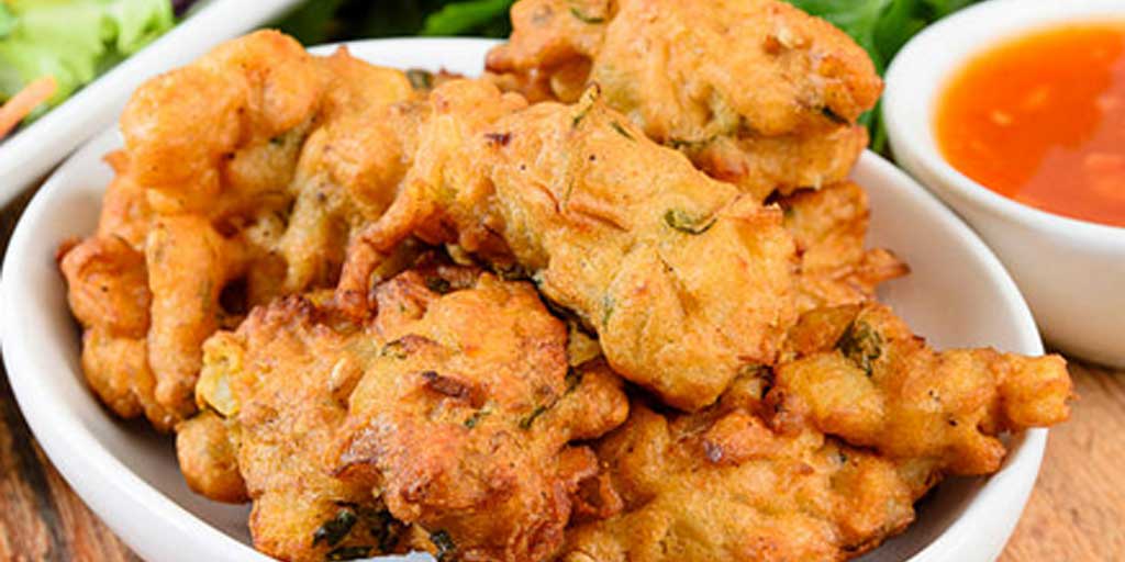 Bakwan sayur merupakan salah satu gorengan khas Indonesia yang populer.