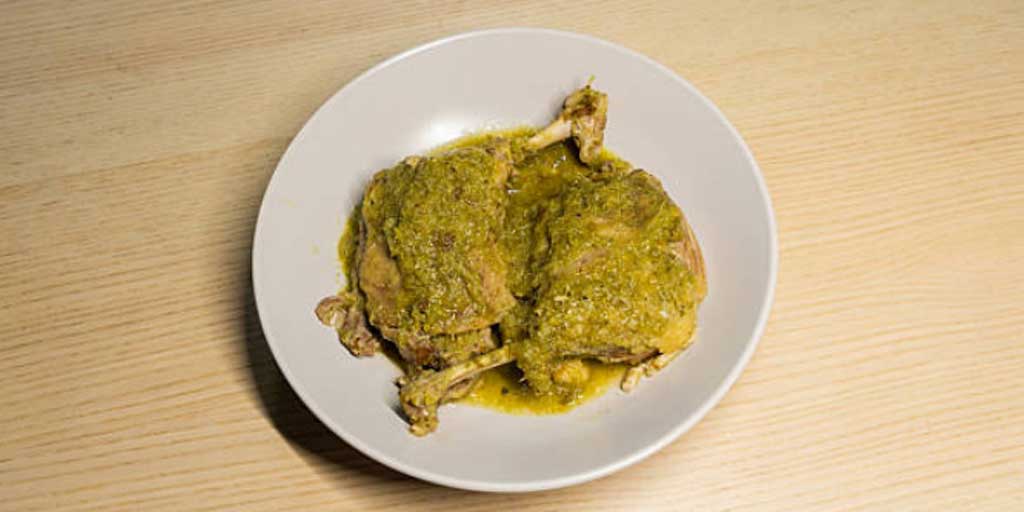 Bebek cabe hijau. Hidangan ini menonjolkan cabai hijau yang ditumbuk halus.